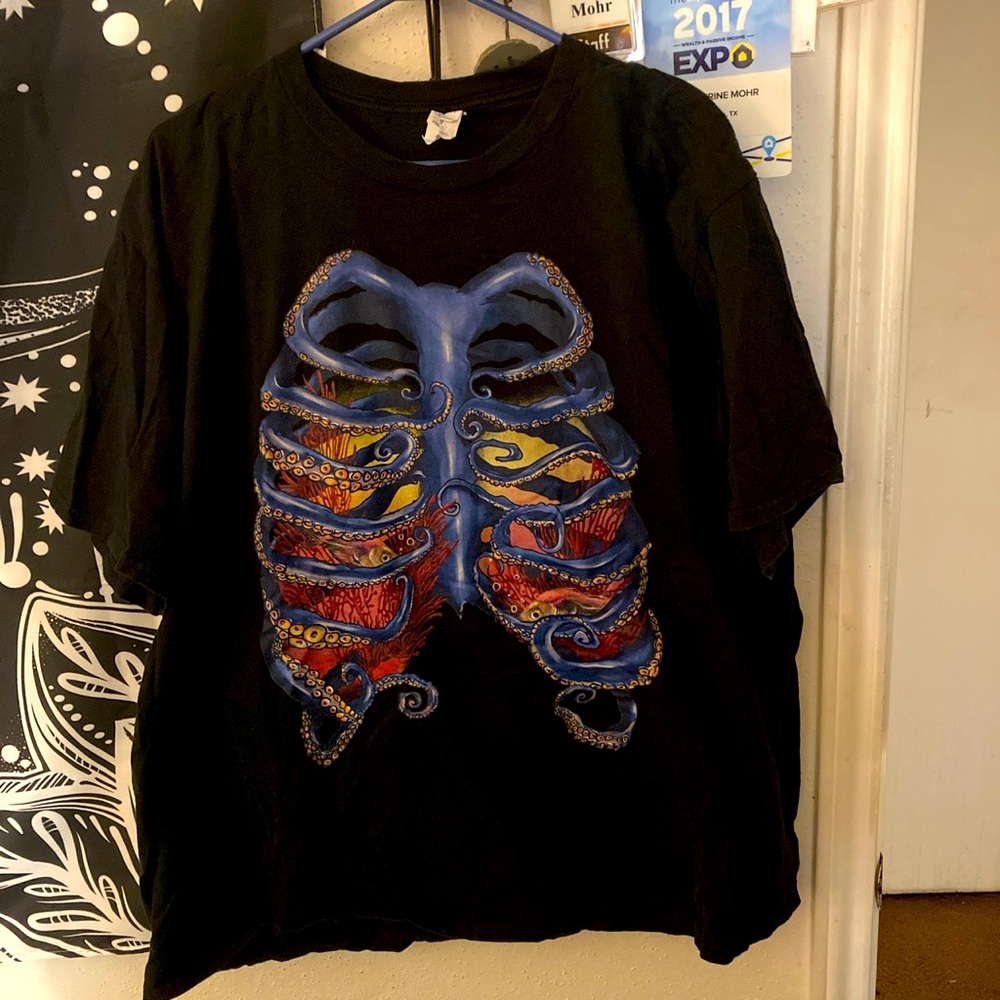 Super wild tentacle rib cage tee